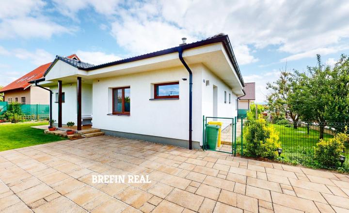 5-izbový bungalov s tromi kúpeľňami a pozemkom 769 m² - fotografia 4