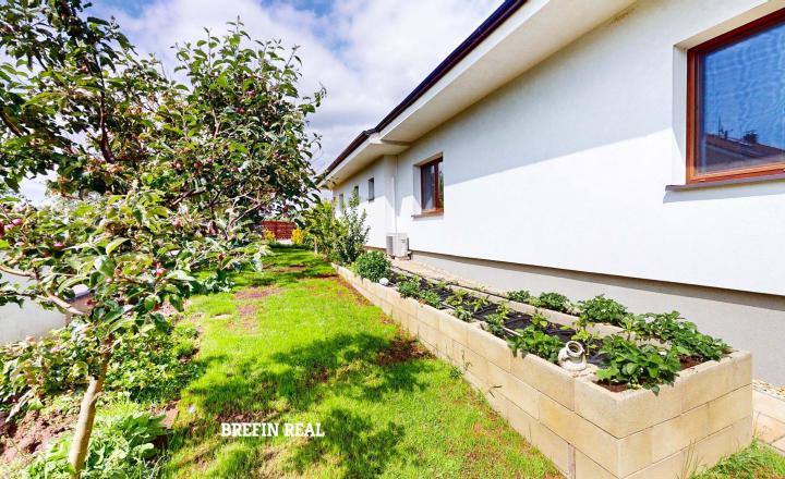 5-izbový bungalov s tromi kúpeľňami a pozemkom 769 m² - fotografia 9