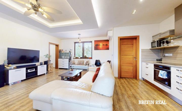 5-izbový bungalov s tromi kúpeľňami a pozemkom 769 m² - fotografia 14