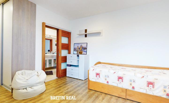 5-izbový bungalov s tromi kúpeľňami a pozemkom 769 m² - fotografia 18
