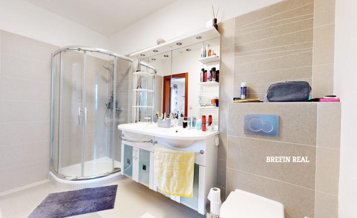 5-izbový bungalov s tromi kúpeľňami a pozemkom 769 m² - fotografia 21