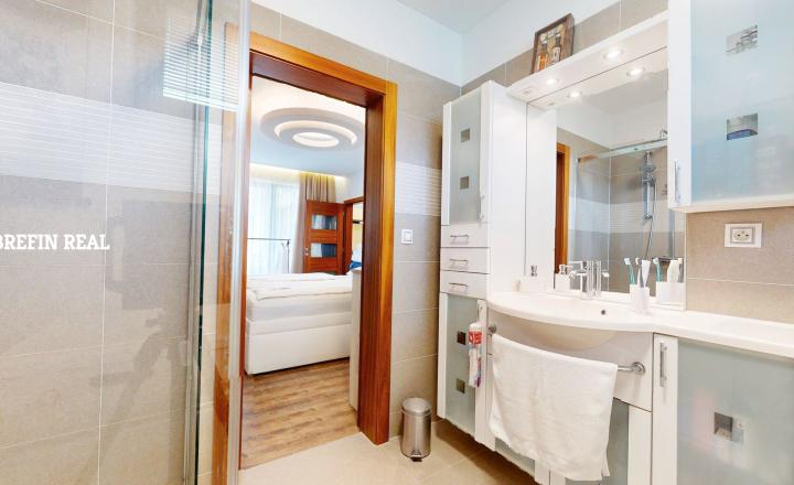 5-izbový bungalov s tromi kúpeľňami a pozemkom 769 m² - fotografia 30