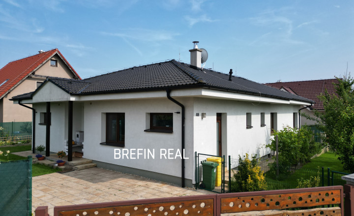 5-izbový bungalov s tromi kúpeľňami a pozemkom 769 m² - fotografia 1